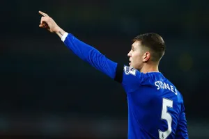 M.U tung 'tiền tấn' biến Stones thành hậu vệ đắt nhất thế giới