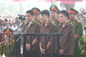 Chật kín người đến xem phiên xử vụ thảm sát Bình Phước