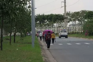 Công đoàn KCX-KCN TP.HCM thăm công nhân bị đâm kim tiêm vào ngực