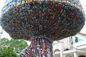 Độc đáo cây thông Noel 18 m làm từ hàng ngàn vỏ lon