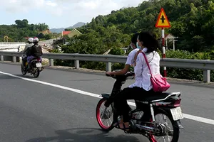 Năm xe máy, không mũ bảo hiểm phóng như bay trên quốc lộ