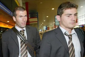 Zidane gọi điện mời Casillas về Real