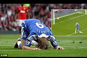 Top 10 pha bỏ lỡ 'không thể tin nổi': Gọi tên Messi, Neymar, Ronaldo, Torres