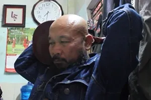 Video võ sư có biệt tài chơi đàn mandolin sau gáy