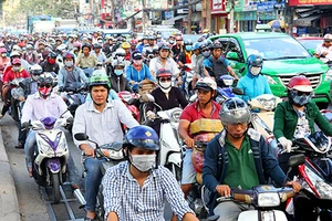 Xe cộ ùn ứ nối đuôi nhau trên đường Ba Tháng Hai