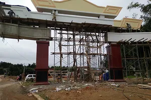 Xây cổng chào tiền tỉ mừng ngày thành lập huyện