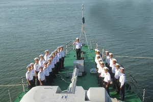 Hải quân cứu hộ hàng trăm người trên biển