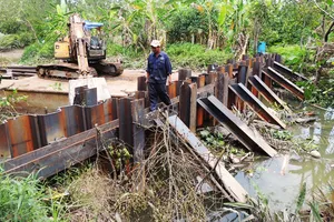 Dân đến xã phản ứng nhà máy ngăn đập giữ nước ngọt