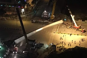 Thực hư vụ rơi dầm cẩu khổng lồ tại Hà Nội