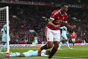 Man Utd ‘hút chết’, bị tố được trọng tài thiên vị