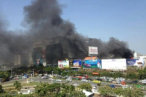 Clip cháy ở bãi xe gần sân bay Tân Sơn Nhất