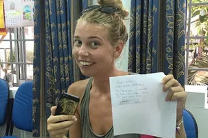 Nữ hộ lý nhặt được iPhone 5S trả lại cho người nước ngoài