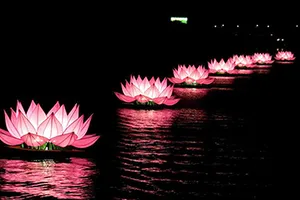 Thắp sáng 7 bông hoa sen trên sông Hương mở đầu mùa Phật Đản