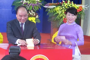 Thủ tướng Nguyễn Xuân Phúc cùng phu nhân bỏ phiếu tại Hải Phòng