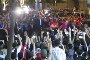 Ngoại trưởng Mỹ John Kerry trong 'vòng vây' người Sài Gòn