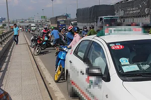 Taxi qua cầu, nam thanh niên bất ngờ tung cửa lao xuống sông
