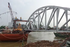 Chùm ảnh: Cầu Ghềnh mới trước ngày thông tàu