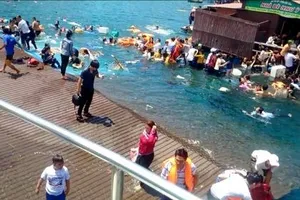 Sập nhà hàng nổi ở Vĩnh Hy:Tiếp tục tìm kiếm hai nạn nhân 