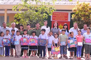 Trao quà cho học sinh nghèo hiếu học Tiền Giang