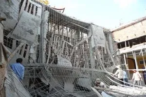 Sập giàn giáo, ba người bị thương