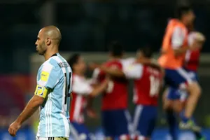 Argentina thua sốc, Brazil tiếm ngôi đầu