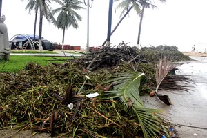 Bãi biển Nha Trang ngập rác trong những ngày mưa