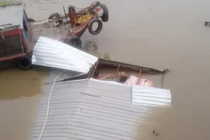 Tai nạn xà lan nhấn chìm chiếc cần cẩu tiền tỉ
