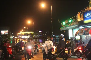 Lũ lên nhanh, nhiều người dân mắc kẹt giữa đường