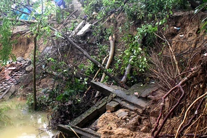 Sạt lở nhiều điểm trên sông Hương, người dân sợ sập nhà