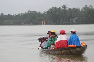 Đường biến thành sông, người dân đứng... đợi thuyền