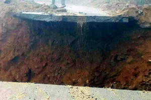 Hàng trăm hộ dân bị cô lập vì đường bị... đứt đoạn 