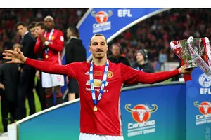 Ibra hóa vị vua, Pogba đóng vai siêu nhân Gao ôm cúp