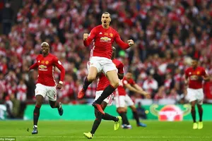 Xem Ibrahimovic ghi siêu phẩm không thể cản phá