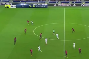 Cựu sao MU ghi bàn thắng không thể tin nổi