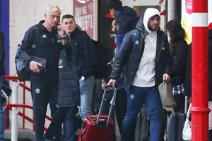 Sốc: “Đấu” với Chelsea, MU mất sạch hàng tiền đạo