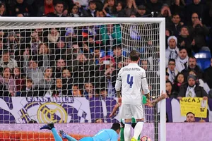 Thủ môn Real Madrid 2 lần dùng tay đẩy bóng về lưới nhà