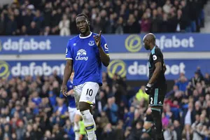 MU, Chelsea cùng ra giá 'khủng' mua Lukaku: Trớ trêu!