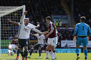 MU áp sát top 4, Mourinho vẫn buồn vì Pogba chấn thương