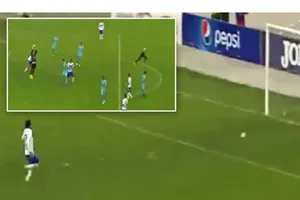 Thủ môn ghi bàn không tưởng 'giải cứu' đội nhà