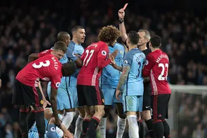 Xem Fellaini dùng 'thiết đầu công' với Aguero