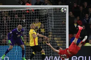 Siêu phẩm 'xe đạp chổng ngược',Liverpool xây chắc top 4