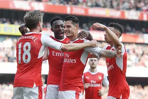 Thua Arsenal, MU tan mộng top 4