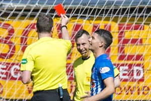 Hài hước:Trọng tài chính rút thẻ đỏ đuổi trọng tài biên