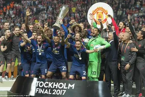 Chùm ảnh khoảnh khắc đăng quang đầy cảm xúc của MU