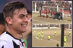 Sút phạt siêu đẳng giữa rừng người trước cầu môn