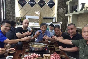 Flores và võ sư Bảo Châu vào quán uống rượu đàm đạo