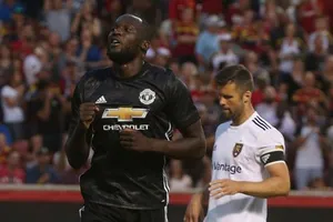 Lukaku ghi bàn quyết định, MU ngược dòng thắng nhọc