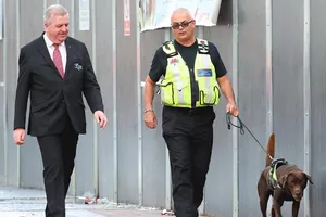 Dàn sao MU được…chó nghiệp vụ dẫn đường vào hotel 5 sao