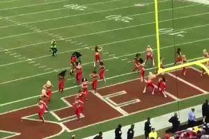 Hài hước:Cameraman xớn xác tông ngã 'kiều nữ' đội cổ vũ