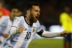 Messi thần thánh giải cứu đất nước Argentina